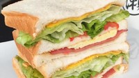 Yang suka rasa gurih, sandwich selai kacang enak dipadukan dengan irisan mentimun, tomat dan lettuce. Foto: Instagram @foodmakesmehappy