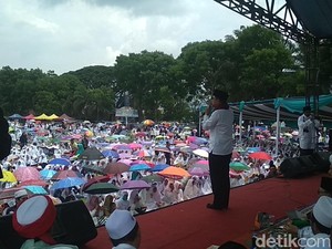 Berselawat, Maman Imanulhaq Ajak Massa Istigasah Acung Jari Satu