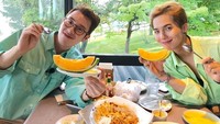 Bersama dengan temannya, P.O pun terlihat asyik mencicip buah melon yang manis segar. Foto: Instagram @pyojihoon_official