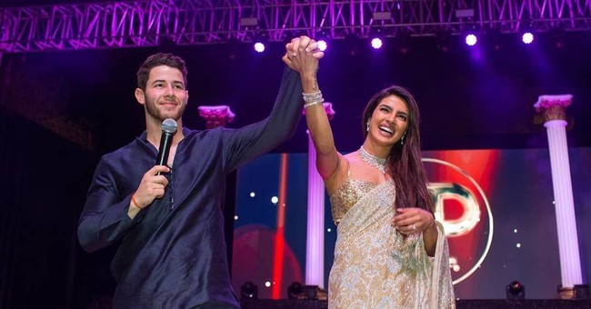 Priyanka Chopra melangsungkan pernikahan dengan Nick Jonas pada 1 Desember 2018 lalu. Keduanya pun berbagi kebahagian dengan mengunggah sejumlah foto pernikahan di Instagram. Dari serangkaian postingan, Priyanka terlihat menawan dengan gaun pengantin hingga sari India. Foto: Instagram/@priyankachora