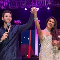 Priyanka Chopra melangsungkan pernikahan dengan Nick Jonas pada 1 Desember 2018 lalu. Keduanya pun berbagi kebahagian dengan mengunggah sejumlah foto pernikahan di Instagram. Dari serangkaian postingan, Priyanka terlihat menawan dengan gaun pengantin hingga sari India. Foto: Instagram/@priyankachora