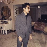 Aazief juga disebut-sebut mirip Afgan. Wajah yang manis, kaca mata, dan rambut kekiniannya memang lekat dengan penampilan Afgan Syahreza. Foto: Dok. Instagram/aaziefkhalid