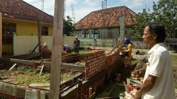 Bahagianya Pasutri di Palembang Ini Saat Rumah Reyotnya Dibedah