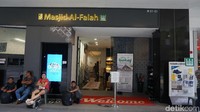 Datang saja ke Masjid Al Falah. Alamatnya di 22 Bideford Rd, Singapura 229923 atau tepat di samping Hotel Holiday Inn Express Orchard Road (Masaul/detikTravel) 