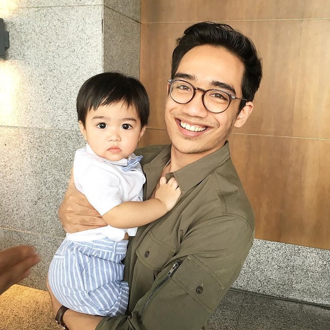 Tak hanya pintar, ketampanan Aazief juga membius perhatian para wanita di Malaysia. Setiap unggahan fotonya di Instagram selalu menuai pujian dari warganet. Foto: Dok. Instagram/aaziefkhalid