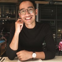 Penampilan rupawan Aazief juga mulai mencuri perhatian netizen Indonesia. Wajah Aazief disebut-sebut mirip Tarra Budiman. Foto: Dok. Instagram/aaziefkhalid