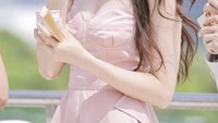 Dilmurat ternyata sama seperti wanita pada umumnya. Ia menyukai dessert manis dingin seperti es krim.Foto: Instagram dlrabadlmurat