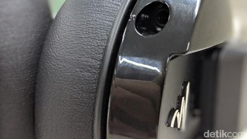 Meski headphone wireless, tersedia port jack audio 3,5 mm. Foto: Adi Fida Rahman/detikINET