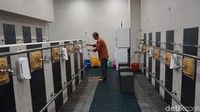 Area wudhu di Masjid Al Falah Orchard Road. Tiap keran ada pembersih tangan dan ada fasilitas tempat duduk bagi jemaah yang sudah tua atau disabilitas (Masaul/detikTravel) 