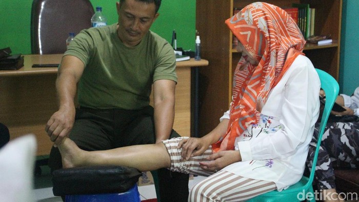 Ati, pasien Kapten Tatang yang jalani terapi listrik. Foto: Kirei/detikHealth Ati, pasien Kapten Tatang yang jalani terapi listrik. Foto: Kirei/detikHealth