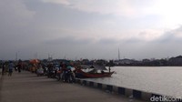 Menikmati senja di pantai merupakan momen yang paling digemari. Di Cirebon ada pantai favorit wisatawan saat akhir pekan yakni Pantai Kejawanan. (Sudirman Wamad/detikTravel)