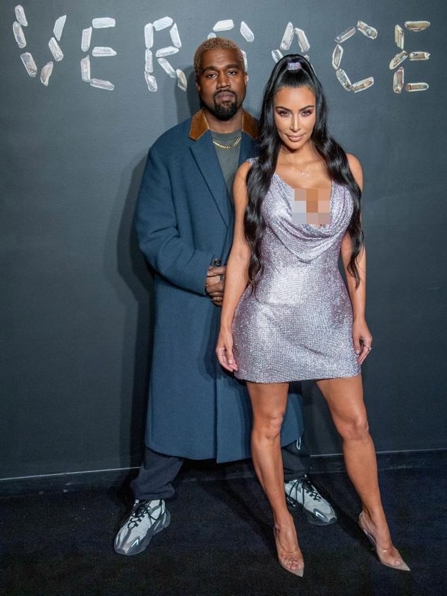 Kanye mengandalkan gaya vintage dengan oversized coat yang dipasangkan dengan sneakers abu-abu sehingga terasa kekinian. (Foto: Getty Images)