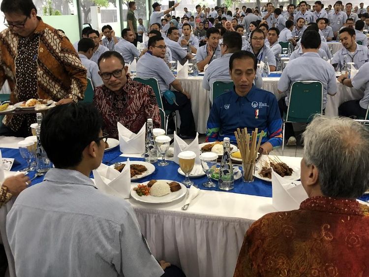 Jokowi di Pabrik Yamaha, Naik Xmax dan Makan di Kantin Karyawan
