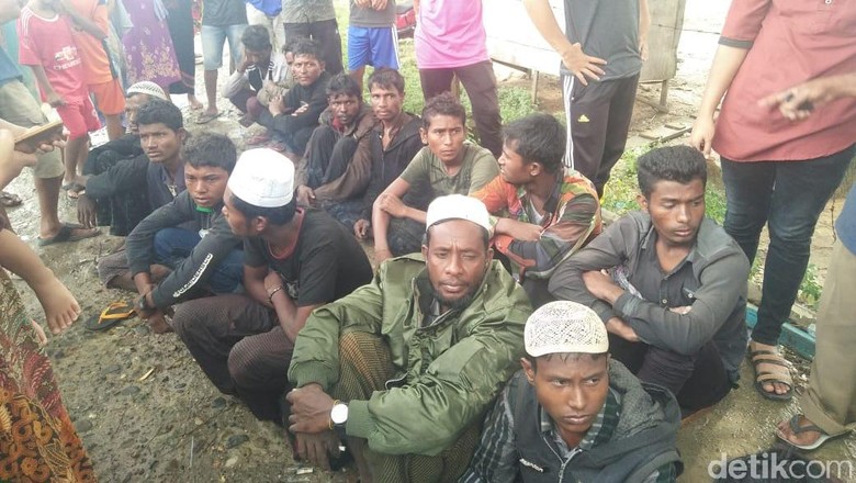Muka-muka Lusuh 20 Imigran Rohingya yang Terdampar di Aceh Muka-muka Lusuh 20 Imigran Rohingya yang Terdampar di Aceh