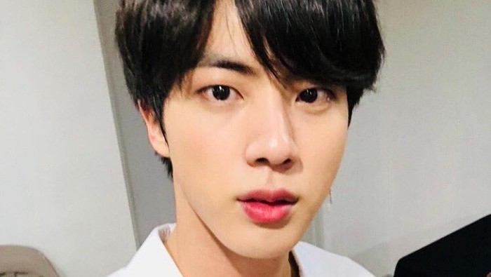 Jin BTS akui dia alami alergi bawang putih. Foto: Pinterest/Twitter