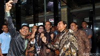 Dikesempatan tersebut Jokowi juga sempat swafoto bersama para tokoh KPK.