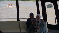 Mufidah tanpak tersipu-sipu menerima bunga dari JK.  (Foto: Bagus Prihantoro/detikcom)