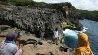 Berkunjung ke Nusa Penida, tentunya wajib foto-foto. Hanya sekali lagi, jangan lupakan faktor keamanan (Agung Pambudhy/detikTravel)