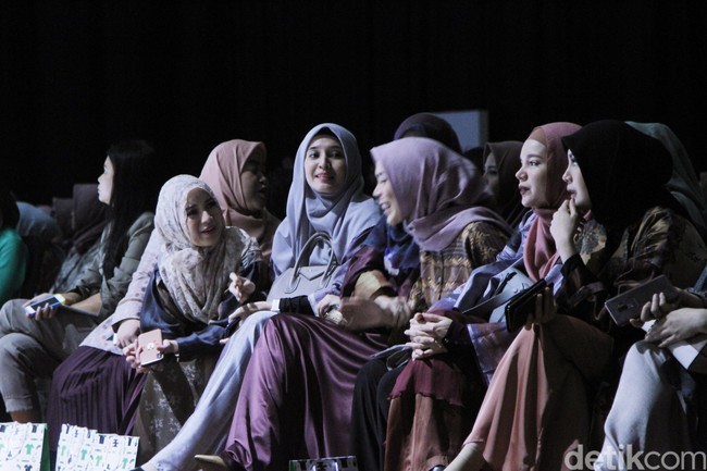 Sebagai publik figur, penting bagi para artis berhijab untuk mengetahui tren hijab terkini. Mereka pun selalu tampil modis tapi tetap santun. Foto: Mohammad Abduh/Wolipop