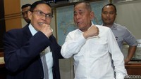 Menhan Ryamizard Ryacudu berfoto bersama Wakil Ketua Komisi I DPR RI, Asril Tanjung.