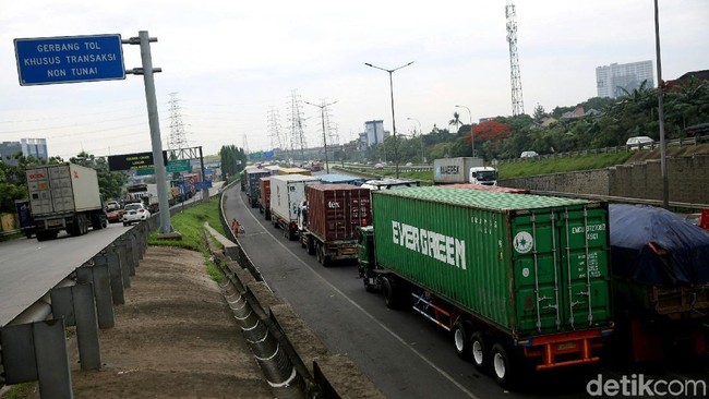 Balada Protes Sopir Truk dan Mahalnya Tol Trans Jawa