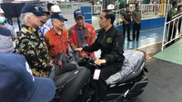 Duduk di atas motor Yamaha Xmax membuat Jokowi teringat saat dirinya naik motor di upacara pembukaan Asian Games 2018. Foto: Ray Jordan