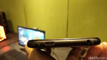 Ada USB Type-C untuk pengisian daya yang didampingi jack audio 3.5 mm. Foto: detikINET/Muhamad Imron Rosyadi