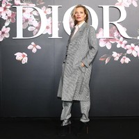 Berbalut gaya maskulin, supermodel senior Kate Moss menunjukkan batang hidungnya di fashion show tersebut. (Foto: Getty Images)