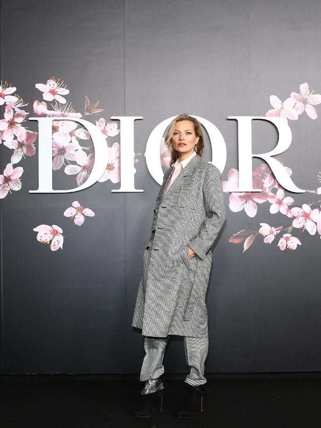 Berbalut gaya maskulin, supermodel senior Kate Moss menunjukkan batang hidungnya di fashion show tersebut. (Foto: Getty Images)