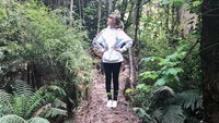 Selain itu ternyata ia suka berjalan-jalan di hutan ataupun kegiatan alam lainnya di waktu senggang. Dok. Instagram/taylorswift