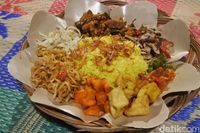 Nasi Bedagang: Gurih Pedas Nasi Kuning Ambon dengan Suwiran Ikan Cakalang