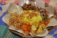 Nasi Begadang Gurih Pedas Nasi Kuning Ambon Dengan Suwiran Ikan Cakalang