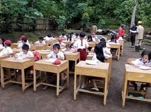 SDN Terendam Lumpur, Siswa Ujian di Halaman