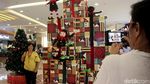 Pohon Natal Raksasa Mejeng di Pusat Perbelanjaan Ibukota