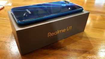 Tombol power hadir di sisi sebelah kanan, dan sisi sebelah kiri terdapat tombol volume dan slot SIM serta SD card. Foto: Virgina Maulita Putri