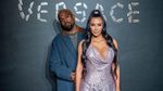 Langka! Pose Konyol Kanye West saat bersama Kim Kardashian