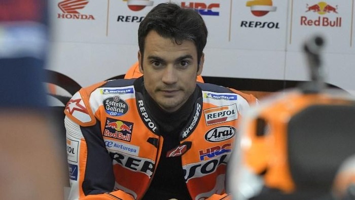 Repsol Honda Teamss Spanish rider Dani Pedrosa sits in the paddock during the first free practice session of the MotoGP Valencia Grand Prix at the Ricardo Tormo racetrack in Cheste, on November 16, 2018. (Photo by JOSE JORDAN / AFP)