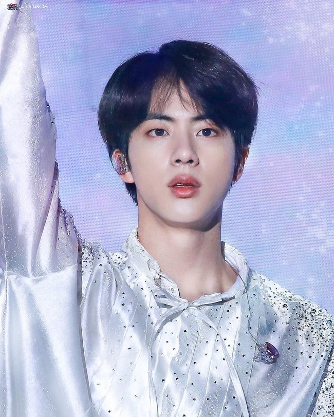 Jin BTS mengungkapkan pernah menjalani diet berbahaya. Selama setahun dia hanya makan dada ayam. Jin bisa makan empat porsi dada ayam tanpa nasi, sayuran, maupun buah-buahan. Diet itu membuatnya malnutrisi dan kini dia tidak pernah mau lagi diet seperti itu. Foto: istimewa