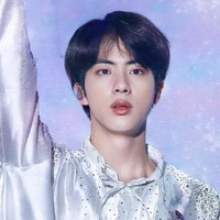 Jin BTS mengungkapkan pernah menjalani diet berbahaya. Selama setahun dia hanya makan dada ayam. Jin bisa makan empat porsi dada ayam tanpa nasi, sayuran, maupun buah-buahan. Diet itu membuatnya malnutrisi dan kini dia tidak pernah mau lagi diet seperti itu. Foto: istimewa