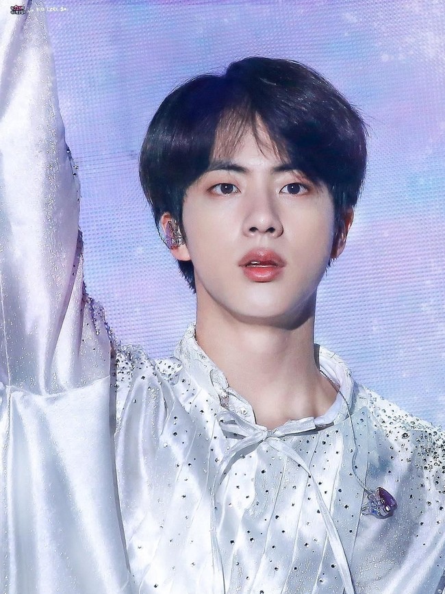 Jin BTS yang dijuluki ‘Worldwide Handsome’ beberapa kali dinobatkan sebagai pria pemilik wajah paling sempurna. Maka tidak heran jika dia jadi salah satu yang paling diminati dalam dunia operasi plastik. Wajahnya yang simetris nyaris mendekati hitungan sempurna ‘Golden Ratio’ bahkan sering dibandingkan dengan dewa Yunani Zeus. Wow. Foto: Twitter