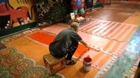Setiap fajar, Huang Yung-fu membungkuk di bangku selama tiga jam melukis dinding, trotoar dan jendela dengan mural lucu berwarna-warni (Eliot Stein/BBC Travel)