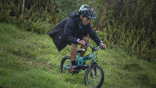  Gambar  Orang Naik  Sepeda  Downhill Sepeda  Lipat