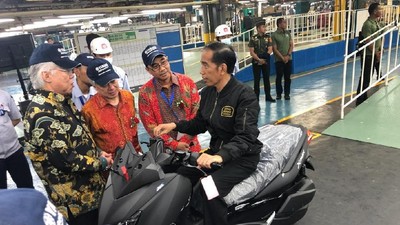 Beda Gaya Jokowi-Prabowo di Atas Xmax