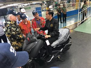 Beda Gaya Jokowi-Prabowo di Atas Xmax