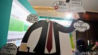 Pelelangan barang-barang itu dilakukan untuk memperingati Hari Antikorupsi Sedunia (Hakordia). Nantinya, uang hasil pelelangan barang-barang gratifikasi itu akan diserahkan untuk memulihkan keuangan negara.