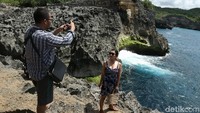 Sepertinya hampir semua turis asing tak mau kelewatan untuk mengabadikan indahnya pantai ini. Dapat profile picture baru deh! (Agung Pambudhy/detikTravel)