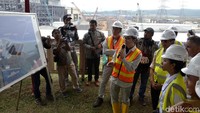 Hal tersebut disampaikan Menteri BUMN Rini Soemarno, didampingi Direktur PLN, Sofyan Basyir, dan Bupati Batang, Wihaji saat melakukan peninjauan mega proyek PLTU di Ujungnegoro, Batang, Selasa (4/12/2018).