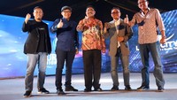 Taufiq Hardiyansyah (Project Director - Urban Signature of LRT City), Pundjung Setya Brata (Komisaris Utama - PT Adhi Commuter Properti dan Direktur Operasi II - PT Adhi Karya, Drs. Syofian Thahir (Asisten Perekonomian & Pembangunan Kota Administrasi Jakarta Timur), Amrozi Hamidi (Direktur Utama - PT Adhi Commuter Properti), Budi Saddewa Soediro (Direktur Operasi I - PT Adhi Karya (Persero) Tbk.), disela-sela Groundbreaking LRT City Urban Signature, Minggu (02/12/2018).
