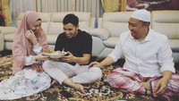 Lindswell tampak mengenakan hijab saat mendatangi kediaman Menpora bersama Hulaefi, kekasihnya yang juga pewushu Indonesia. (Foto: Instagram Naif Alas @jonimetal)