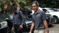 Sebelumnya, polisi mengatakan pemeriksaan Rocky Gerung bertujuan mengkonfirmasi soal foto lebam Ratna yang dikirim kepadanya. Seperti apa hasilnya? Ktia tunggu saja hasil dari pihak kepolisian.